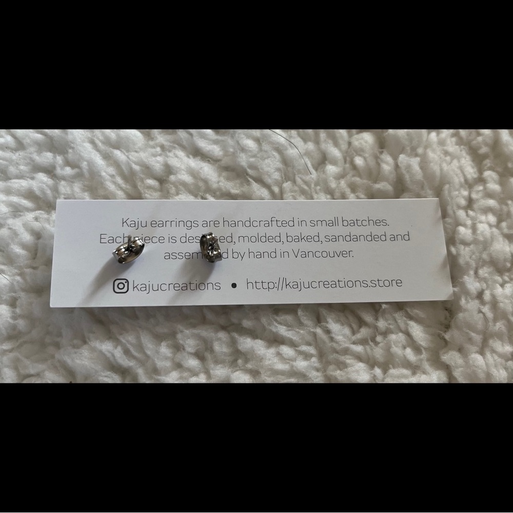✨ HP ✨ Gold Glitter ✨ Hexagon Stud Earrings ✨ - Picture 4 of 4